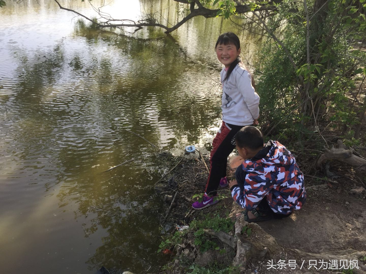 生活在农村的孩子个个都兴高采烈,爱玩是每个孩子的天性,洗澡,钓鱼钓