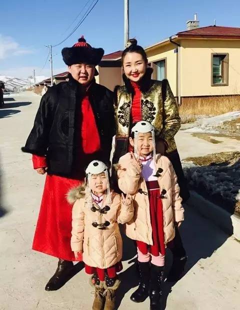 【蒙古服饰】蒙古国明星新年装扮 果然是民族服饰最美!