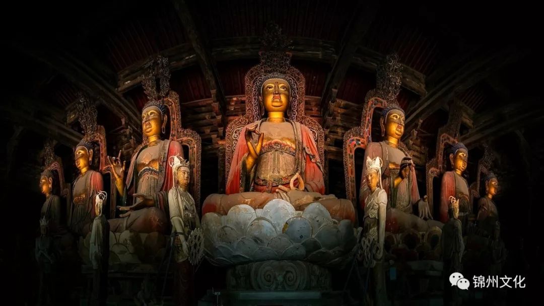 奉国寺的七尊大佛 是世界上最古老 最高大的泥塑彩色佛像群 是北国辽