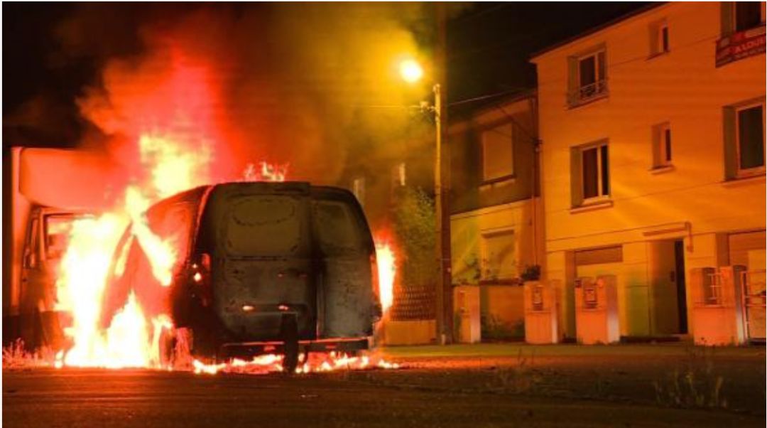 暴力 就烧市长的汽车！法国南特市长车辆在欧宝平台内的50多辆汽车被纵火焚烧……(图1)