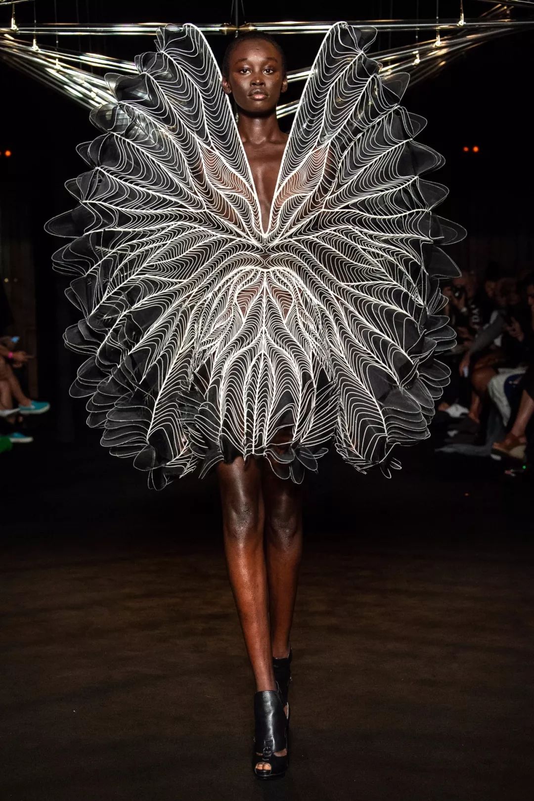 IRISVANHERPEN2018秋冬高级定制秀场