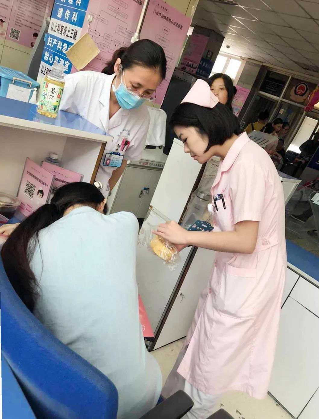 演唱现场一女子因激动突然晕倒，南京特警暖心救助送医