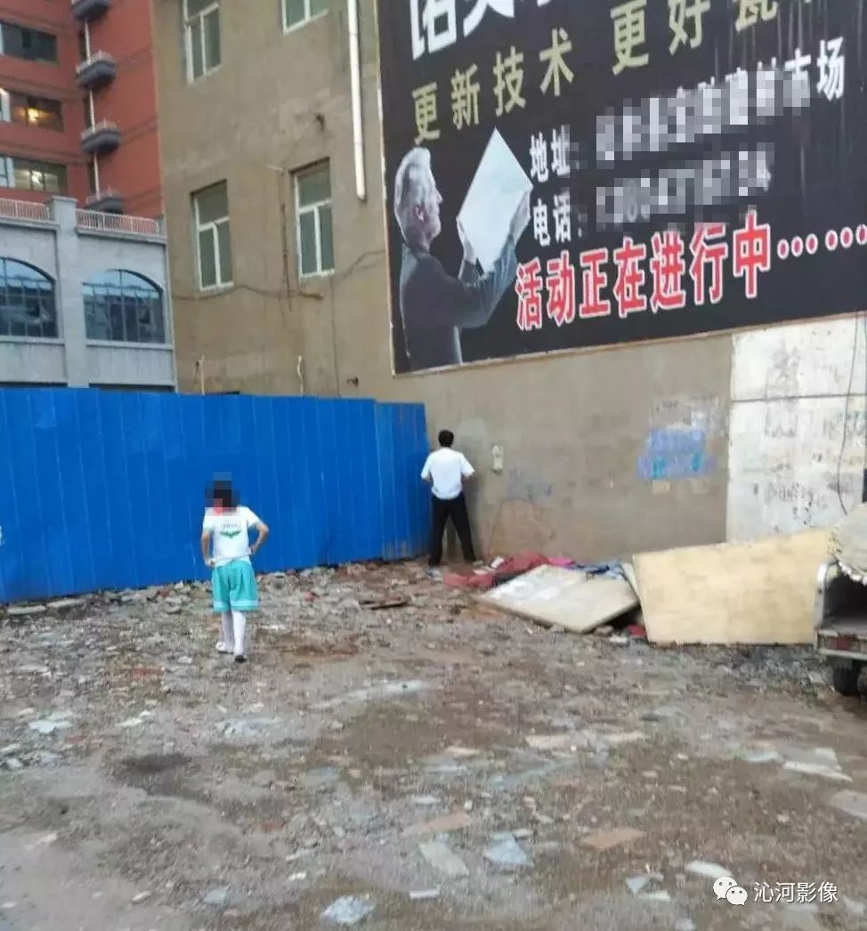 沁水街头这个随地小便的男子你被抓拍了知道吗