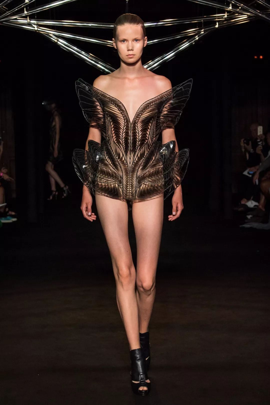 IRISVANHERPEN2018秋冬高级定制秀场