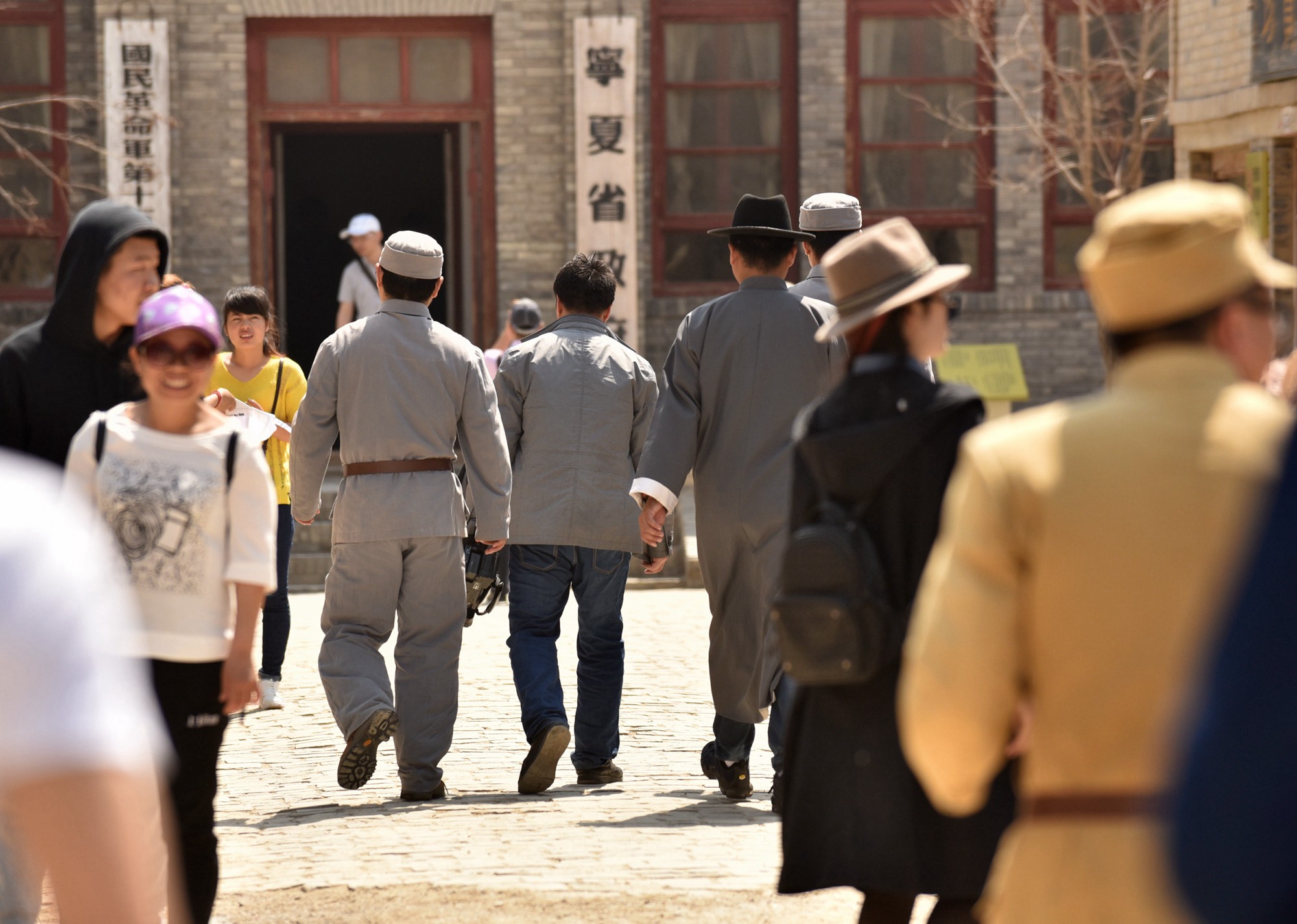 "即"马鸿逵官邸"的建筑物为中轴,以解放前银川最繁华的"柳树巷"为原型