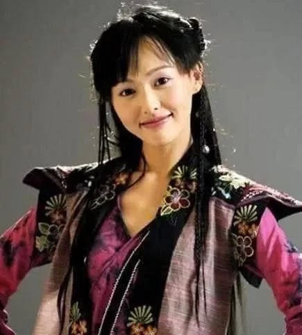 娱乐 正文  唐嫣在《仙剑3》中扮演的紫萱年轻的时候也穿着苗族的服饰