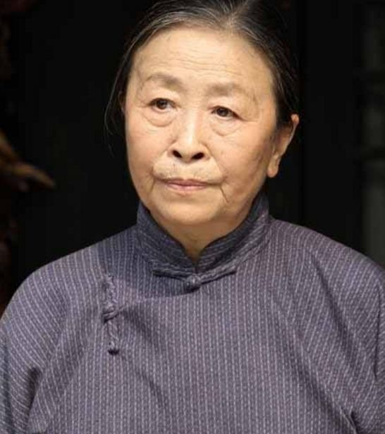 中国最贵的女演员,80岁仍住40平米小房,拼命拍戏只为