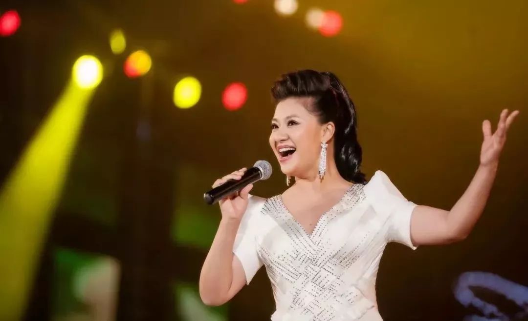 演唱者:王丽达 青年女高音歌唱家,国家一级演员,中国音乐家协会会员