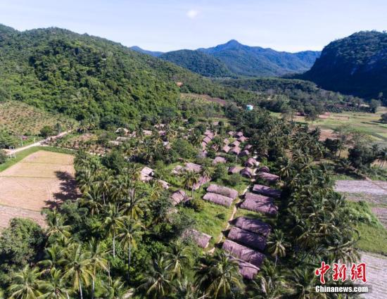 探访海南黎族传统民居船型屋古村落