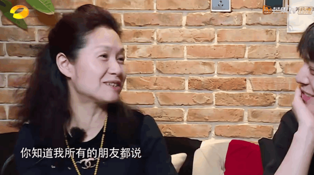 武艺的妈妈超自信,镜头前一直强调没整容,武艺:但是你