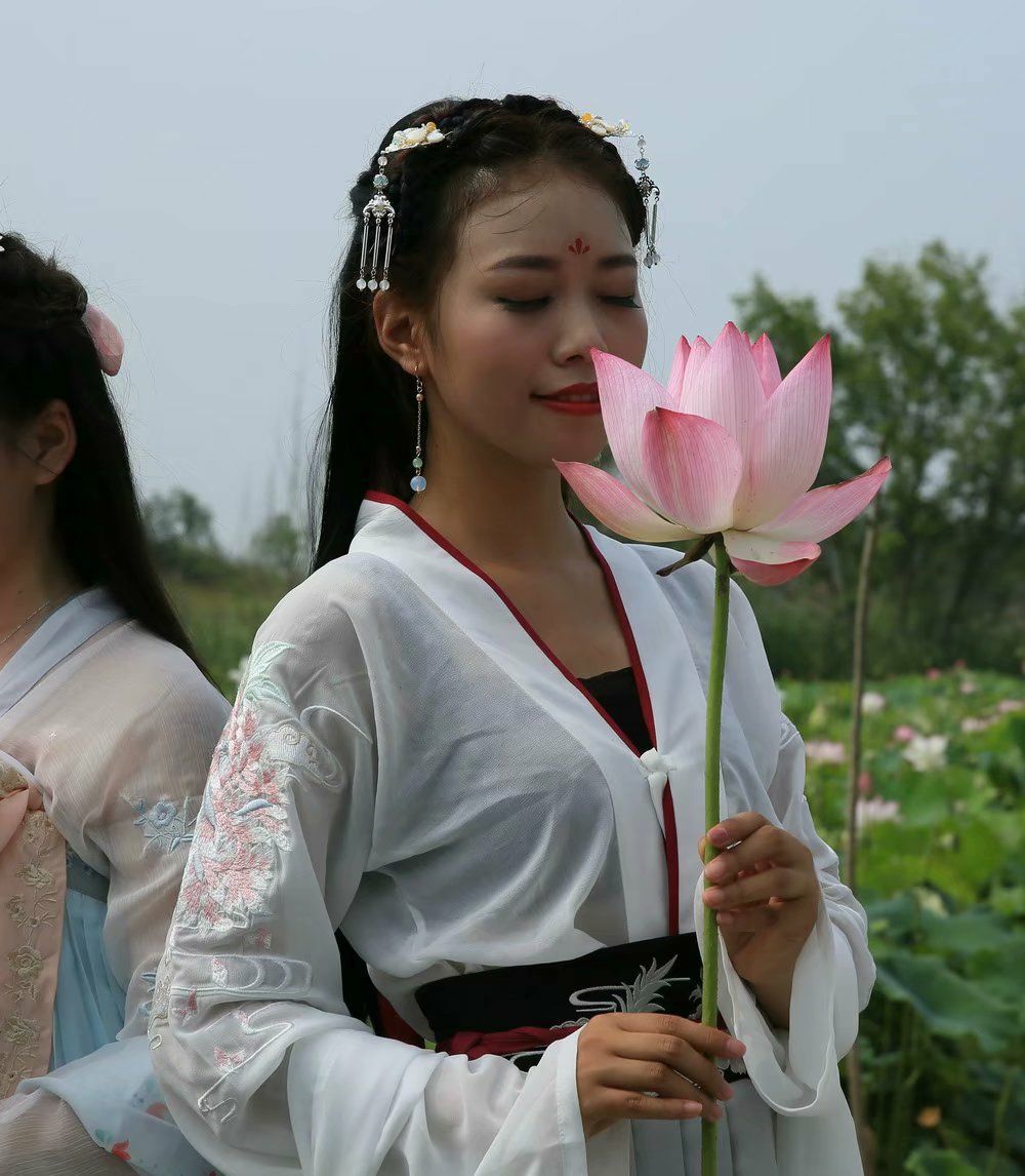 一场旗袍汉服瑜珈与美丽荷花的邂逅让雁落莲池带着满满的诗意和荷香