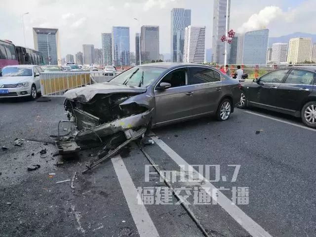 福州发生惨烈车祸两车相撞现场一片狼藉司机被