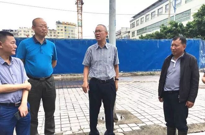 西昌市委副书记,市长马廷贵现场办公,拟定城市防洪排涝解决方案.