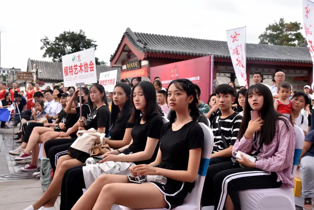 火爆隆泰食品首届潍坊职业模特大赛暨第四届艺翌之星模特大赛荣耀启动