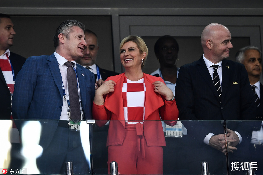克罗地亚美女总统现场观战 身穿格子衣为国助威