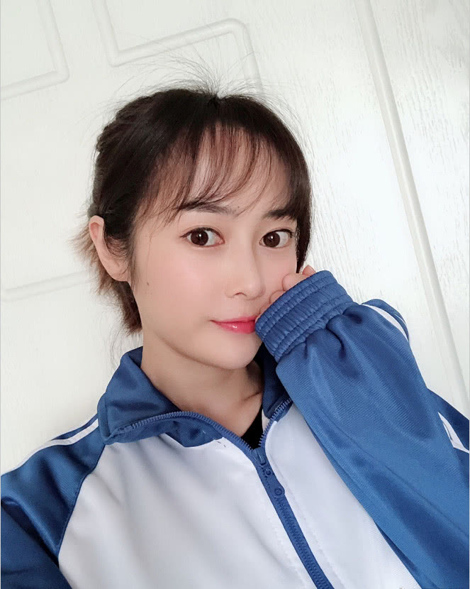 娱乐 正文 穿上校服的周娇如清纯美少女,瞬间就像回到了学生时代的