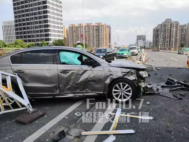 福州发生惨烈车祸,两车相撞!现场一片狼藉!司机被.