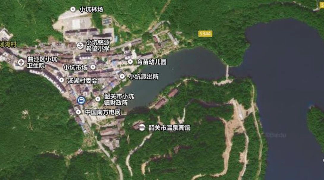 现在卫星地图上的小坑镇,图右侧是水库图片