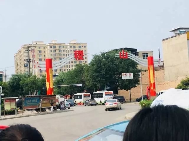 次列车历经五小时后抵达侯马站,随后在侯马乘坐公交车途经稷山至乡宁