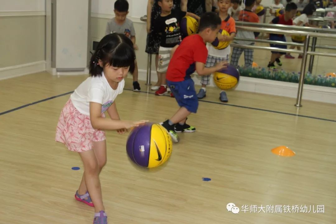 他们认真的完成每一个动作,当孩子们的篮球投入篮筐后,家长都报以雷鸣