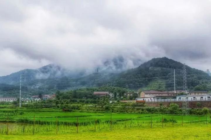 黄梅县五祖镇因境内东山的禅宗古刹五祖寺得名.陶瓷业也久负盛名.