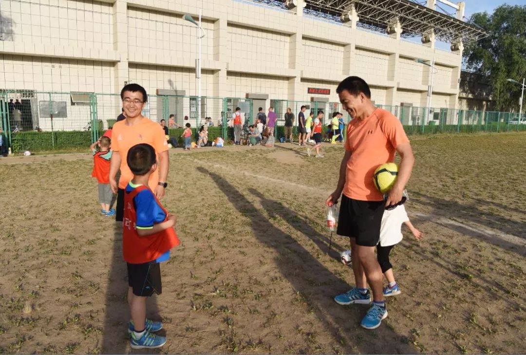 西北政法大学教师王梁超义务教少儿踢球22年