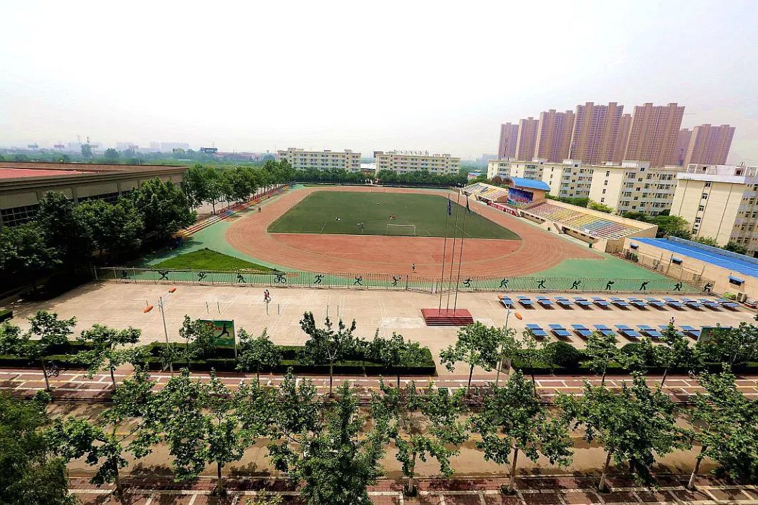 陕西中医药大学拥有标准的室内两块和室外四块网球场地,曾承办咸阳市