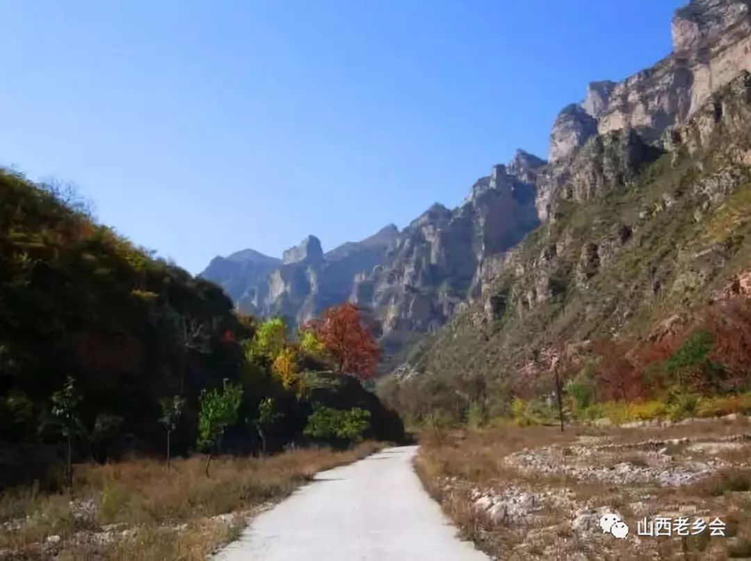 沿河盘旋着通往南庄的芙蓉国防公路,公路与河流两边,青山对峙,怪石