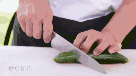 美食 正文  步 骤 1,用蓑衣花刀法切黄瓜,如果你没有大厨的功力,可以