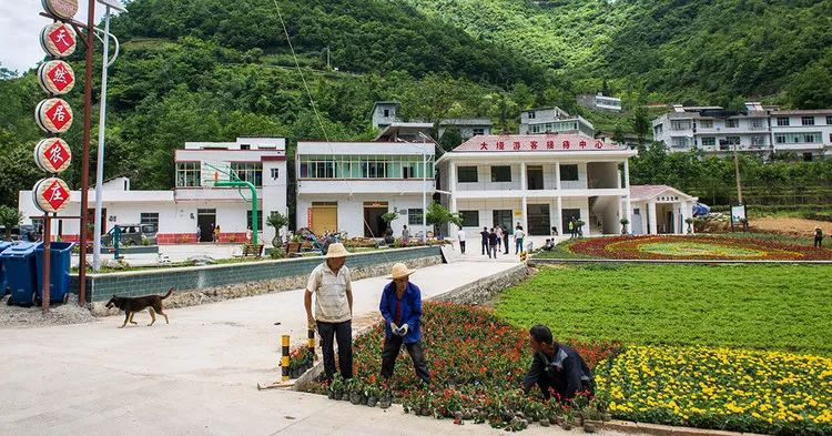 巫山县城出发大约需50分钟交通极为方便,可行旅游大巴在骡坪至竹贤的