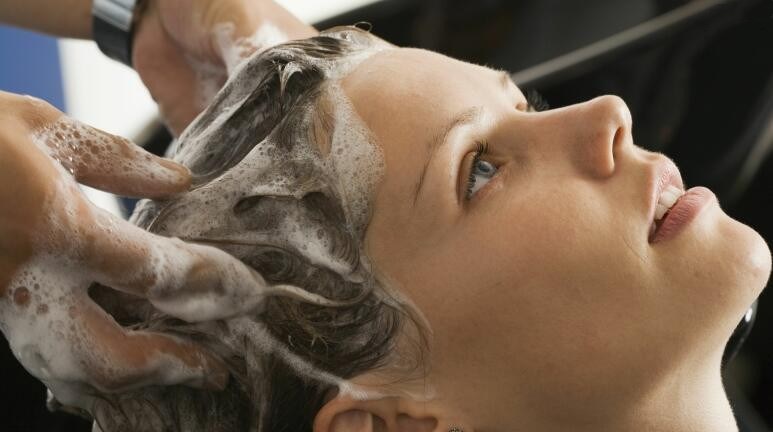 理发师戴手套洗头内幕 大桶的洗发水或令消费者脱发?