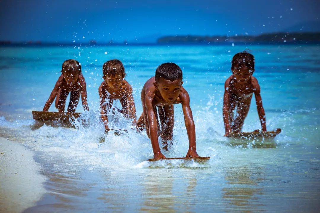 浮力旅行在水清沙幼的仙本那与海巴瑶族小孩一起戏水