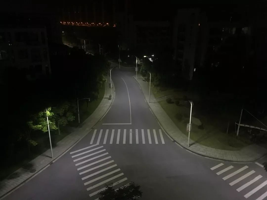 半夜校园三岔路口