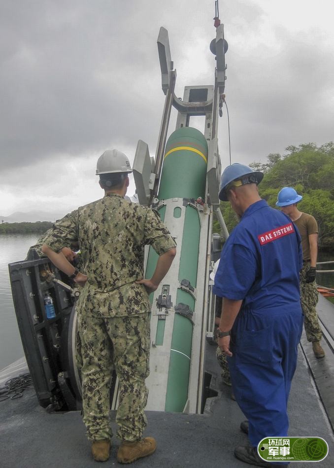 洛杉矶"级核潜艇"奥林匹亚"号(ssn-717)装载"鱼叉"潜射反舰导弹的场面