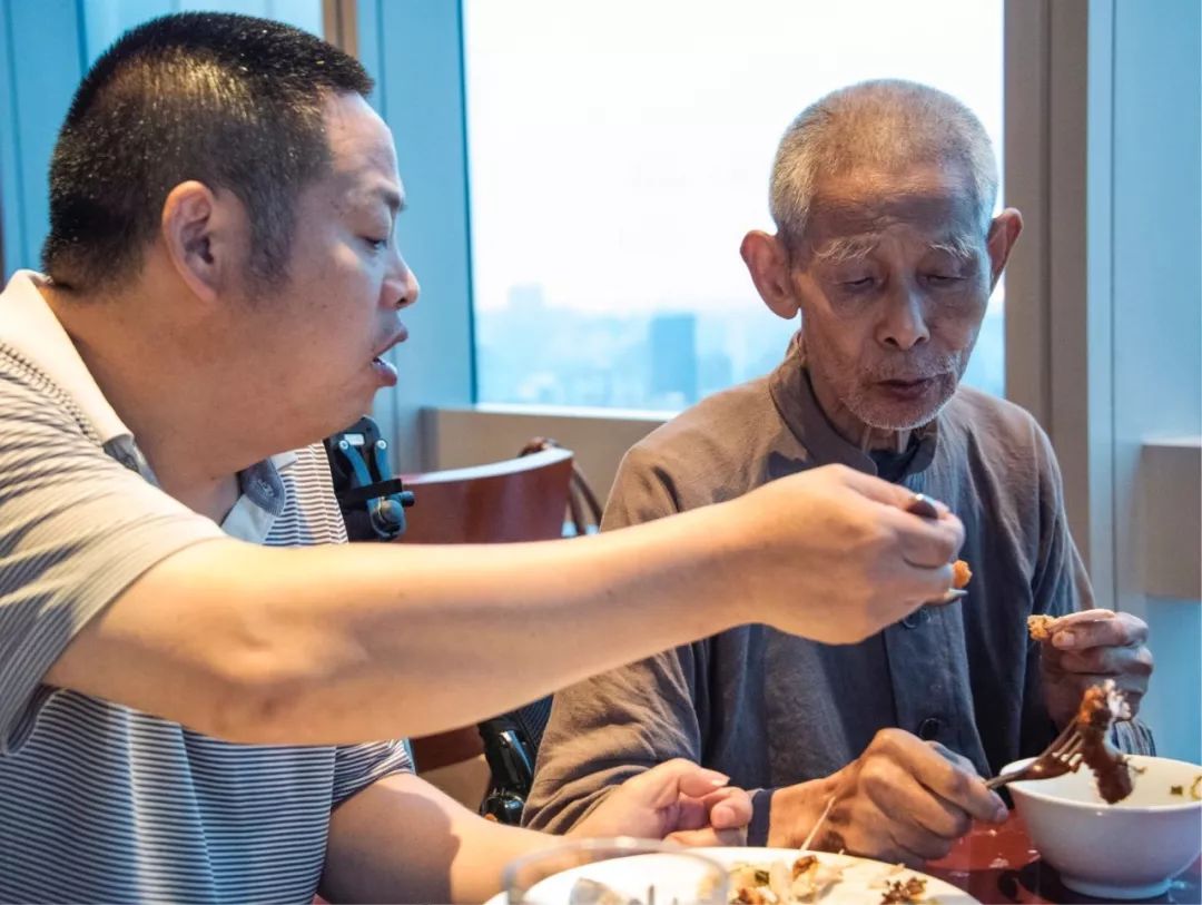 江山孝子用陪伴告白父母!这是最好的孝道