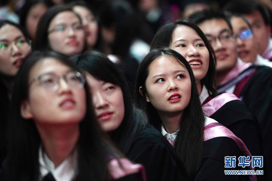 7月8日,参加清华大学2018年本科生毕业典礼的毕业生在观看典礼视频.