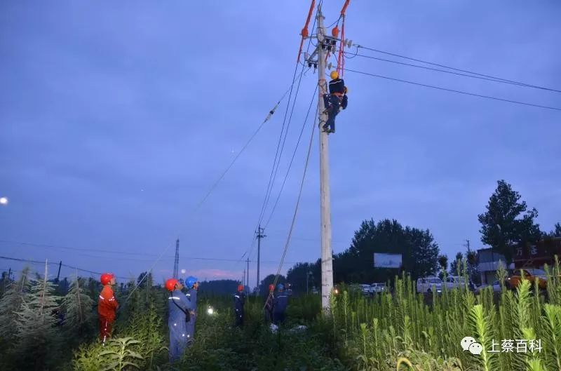 上蔡出高人万伏带电高压线夜间徒手接上