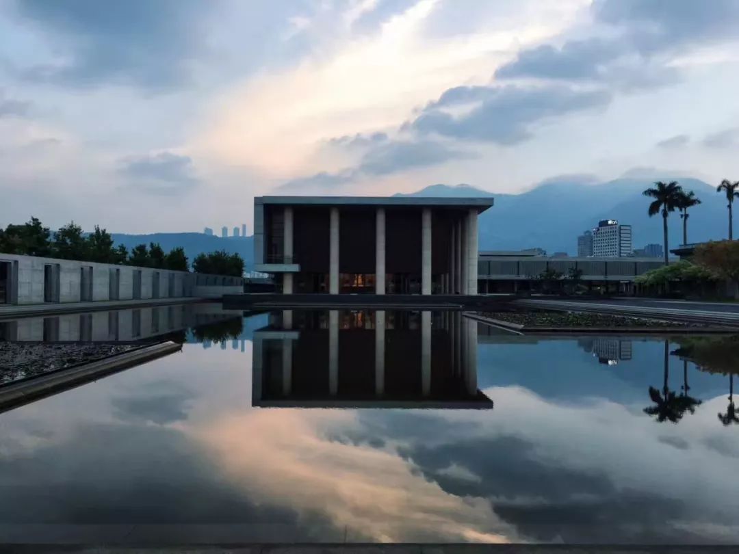 众不同的现代寺院-农禅寺水月道场, 这座寺院由著名建筑师姚仁喜设计