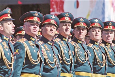 俄军军官身着新礼服进行阅兵排练.