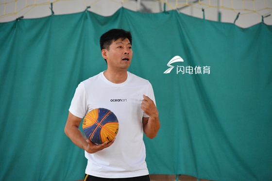 刘震曾是山东男篮的队员,退役后也曾担任山东青年男篮主教练,山东女篮