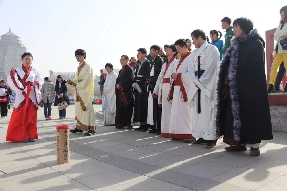 2013年,华研会的花朝节集会.图为集会中的投壶环节