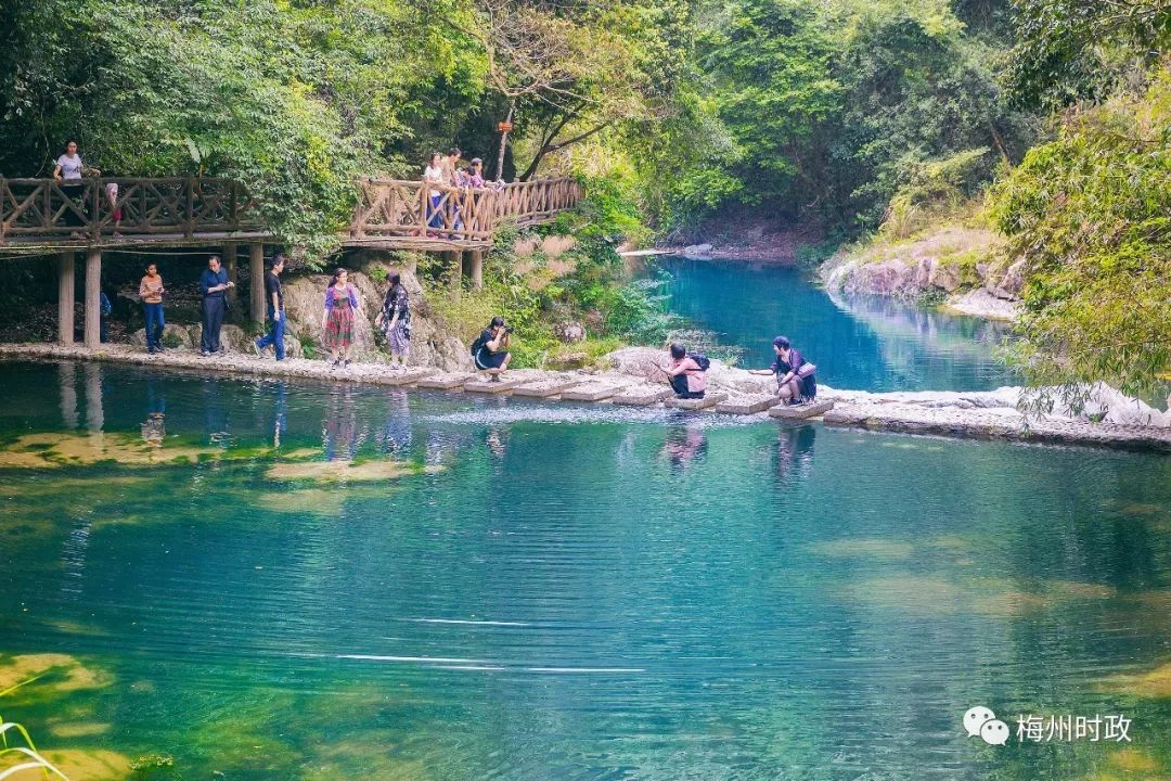 丰顺八乡山大峡谷景区生态环境优美,峡谷景观独特,引来八方游客.