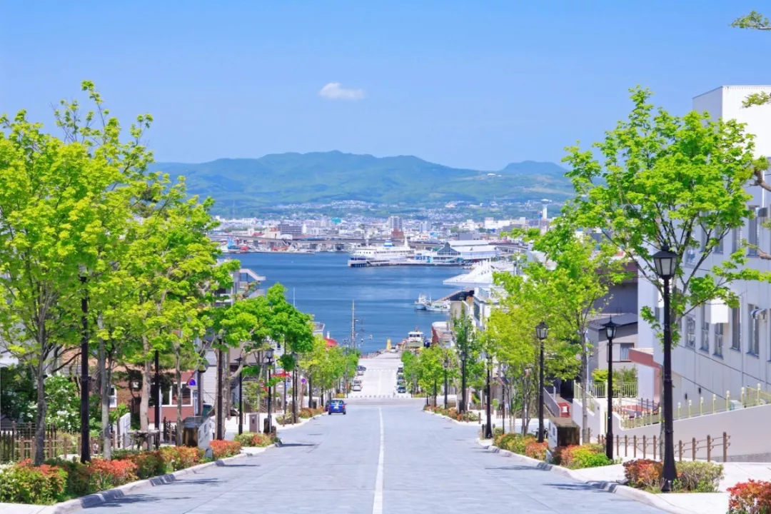 在日语中坡道被称为「坂道」,而在北海道函馆的元町,有着一条日本最美