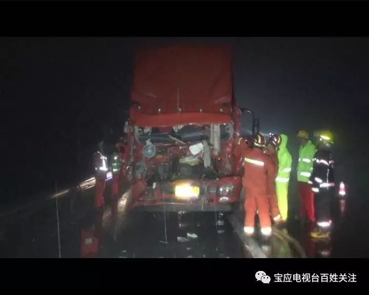 货车追尾,雨天夜间行车需谨慎