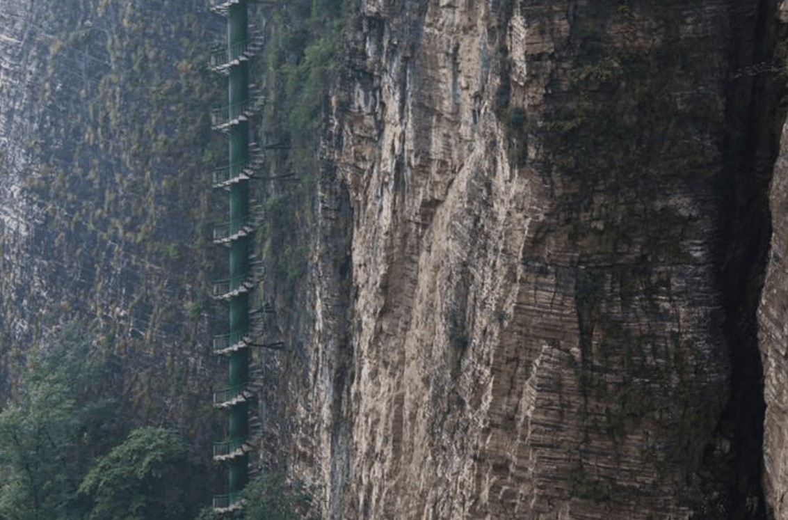 太行山绝壁上的螺旋楼梯,亚洲榜首摩天筒梯,你敢挑战一下吗?