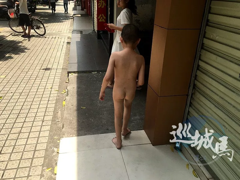 湛江一小孩经常光着身子在街上乱走 街坊:特别不爱穿衣服