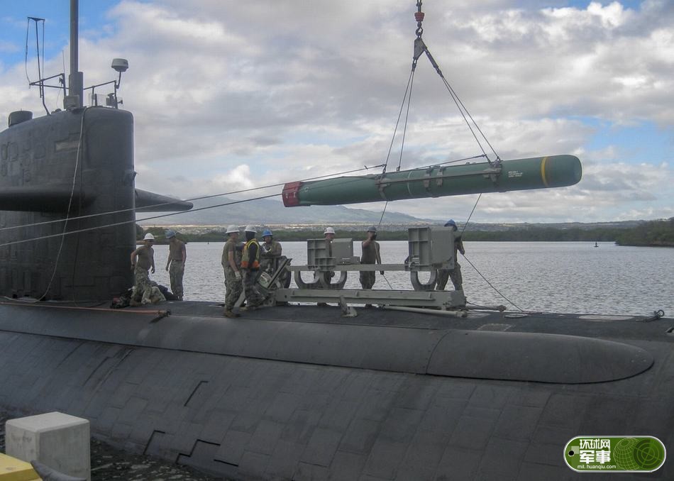 洛杉矶"级核潜艇"奥林匹亚"号(ssn-717)装载"鱼叉"潜射反舰导弹的场面