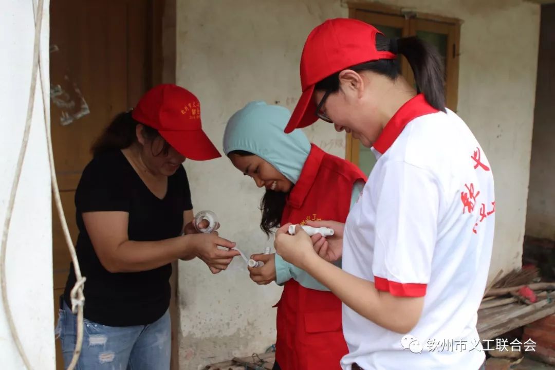 女义工打下手梁德宏在接水管商量方案挖沟埋管上午9点,义工到达海棠