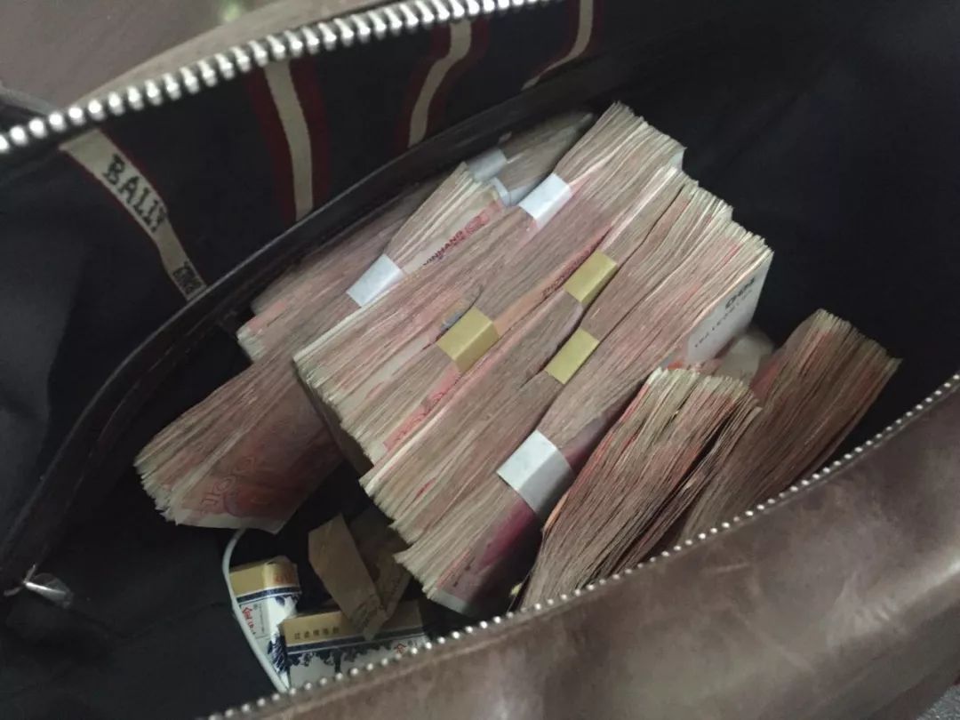 社会 正文  民警在检查包时发现里面有106000块钱现金,并且背包里发现