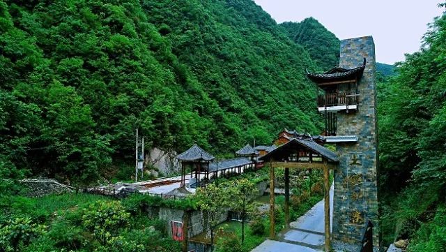 巴山大峡谷位于宣汉县,大巴山南麓,距县城110公里.